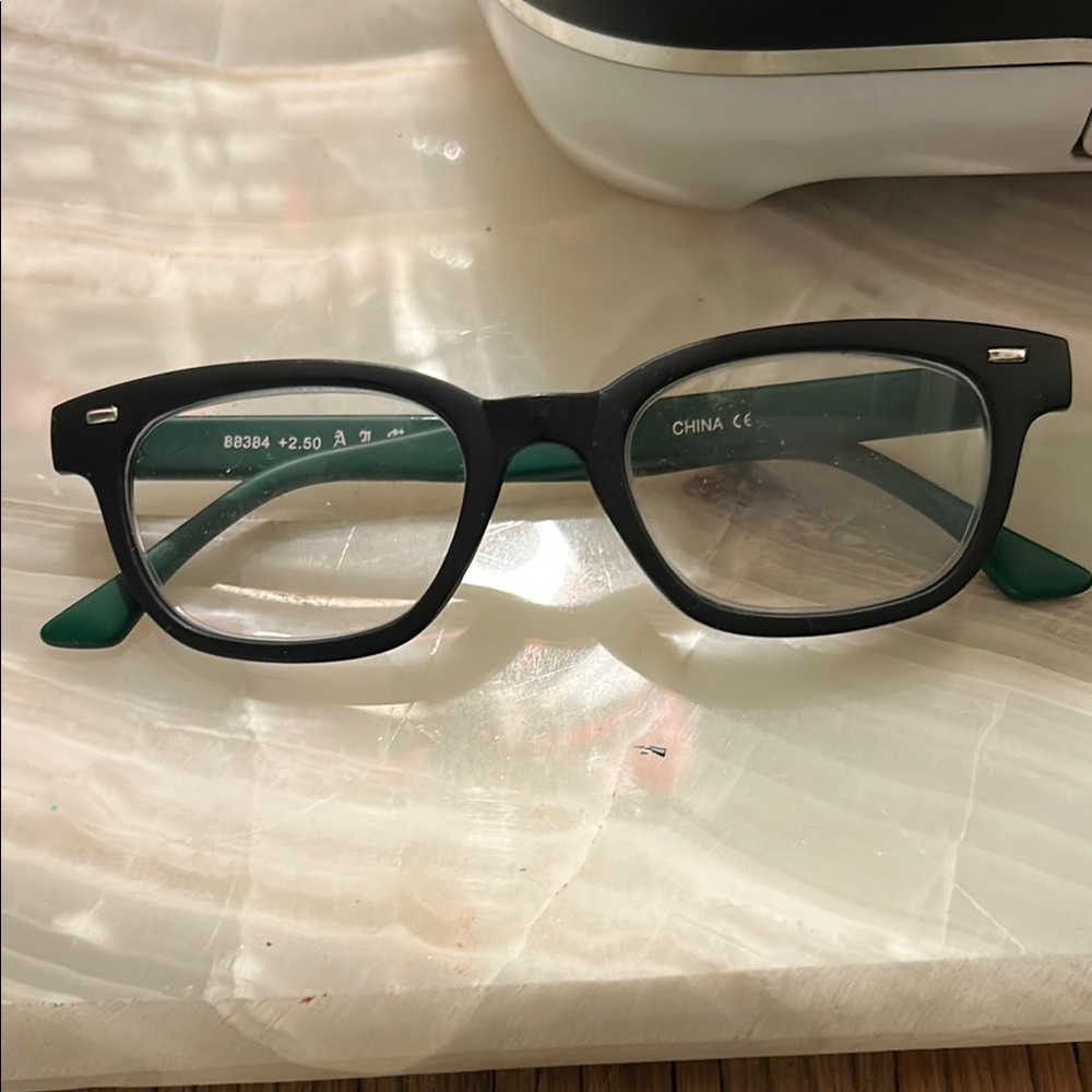 AJ Morgan Black and Green Glasses